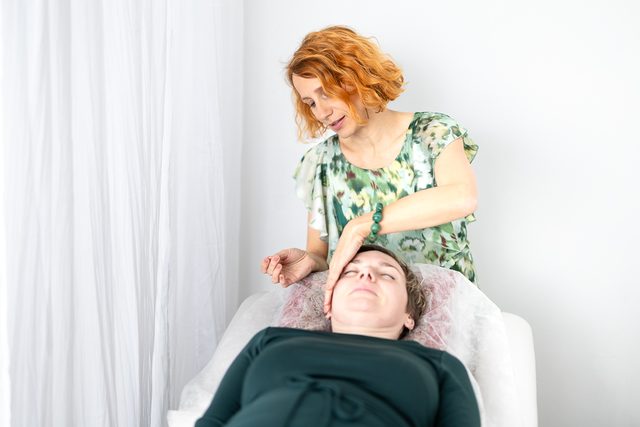 Ošetření klientky na terapeutickém lehátku