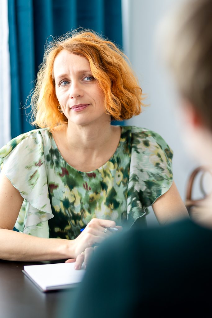 Kateřina Krajňák naslouchá klientce během konzultace